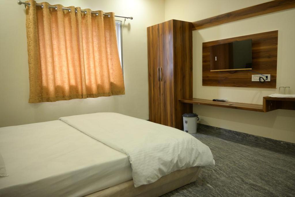 Hotel Anand Уджайн Екстериор снимка